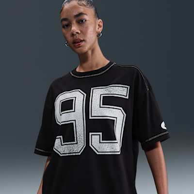 Nike Sportswear Women's Graphic T-Shirt. Nike IL